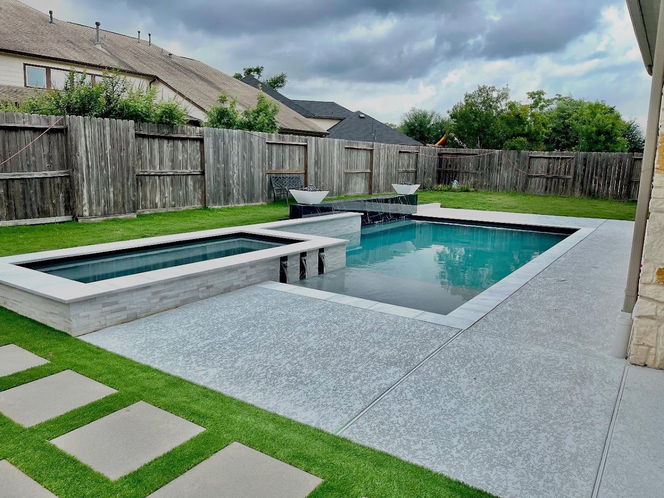 Plunge Pool with Water Features